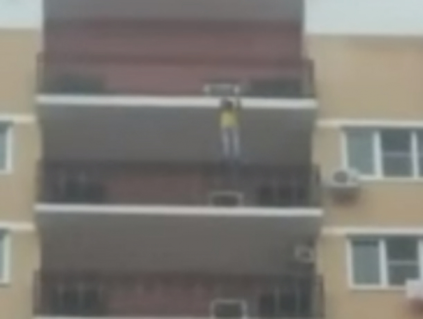 В Краснодаре бесстрашный мужчина гулял по перилам балкона на 19-ом этаже