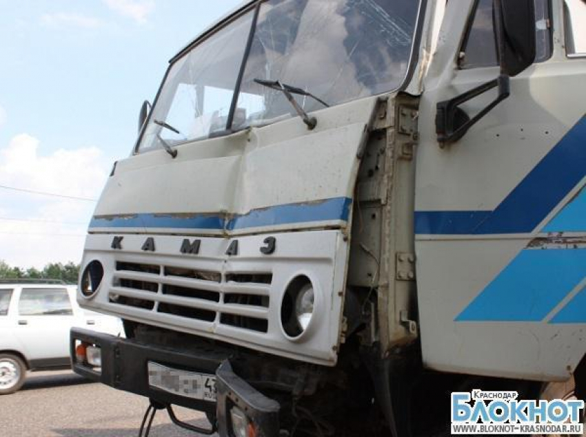 В краснодарском крае грузовик столкнулся с двумя пассажирскими автобусами