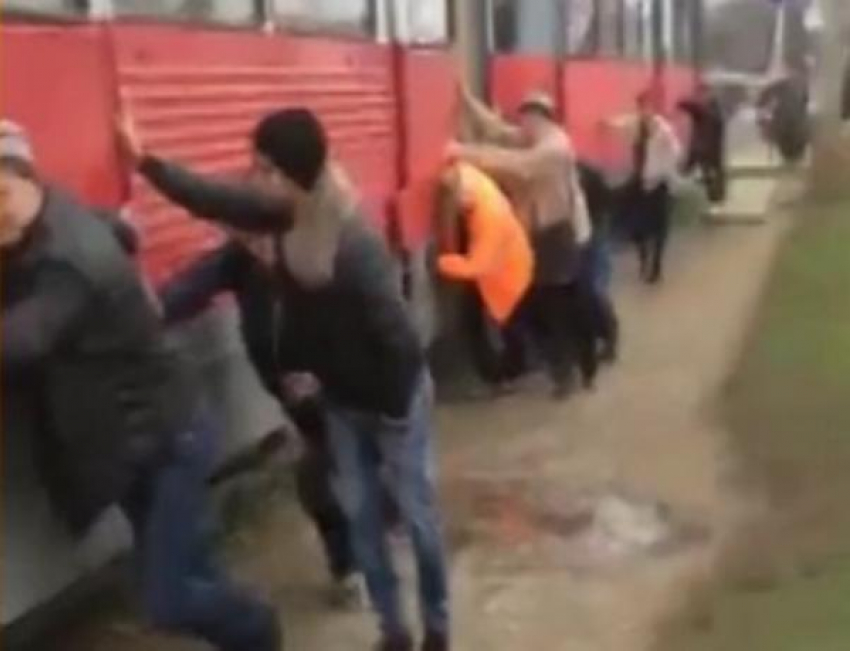 «Раз, два, взяли»: в Краснодаре отзывчивые пассажиры вытолкали трамвай на конечную остановку