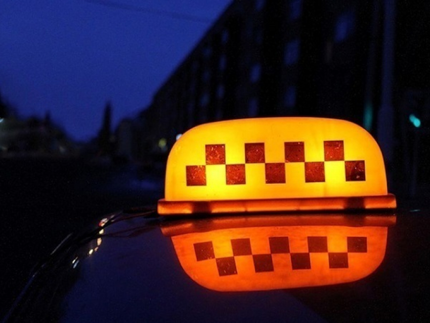 Пьяная краснодарка пыталась «снять» таксиста, но получила отказ и изрезала его