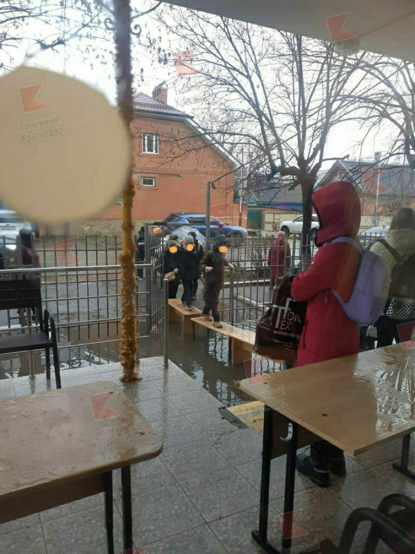 Ученики по скамьям пробирались по затопленному подходу к гимназии Краснодара