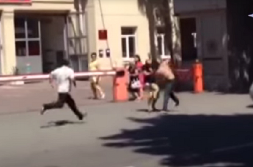  В центре Сочи мужчины устроили массовую драку