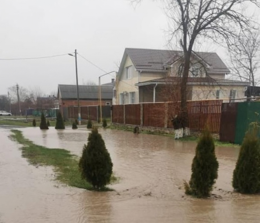 В Краснодарском крае из-за сильного дождя подтопило Павловский район
