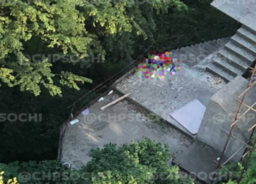 В Сочи парень погиб после падения с крыши заброшенного здания