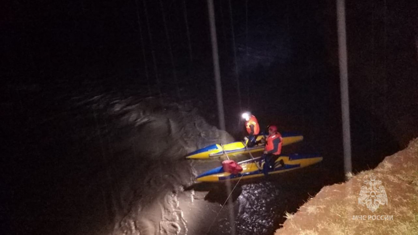В Адыгее спасатели ищут женщину и ребенка из съехавшей в реку машины
