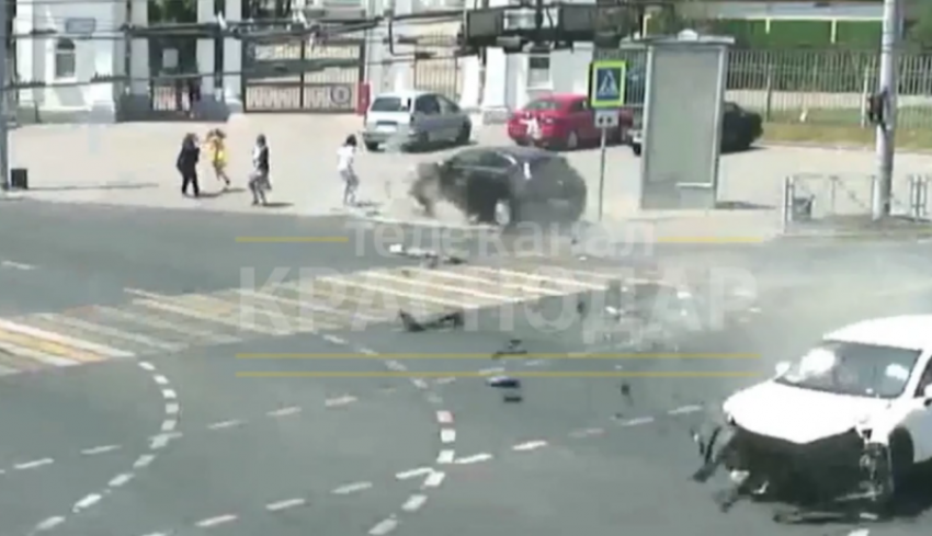  Забор чуть не убил пешеходов после ДТП в Краснодаре 