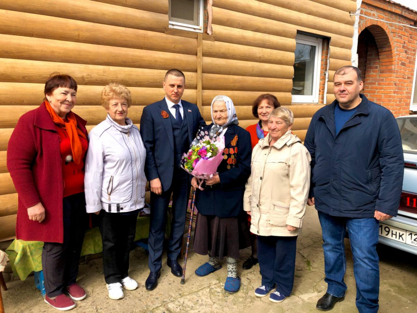  Депутат Анашкин поздравил с 95-летием ветерана ВОВ и вручил юбилейную медаль