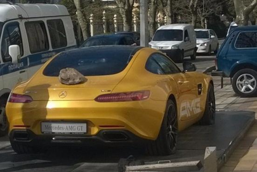 В Сочи закидали камнями Merсedes AMG GT S за 8 миллионов рублей