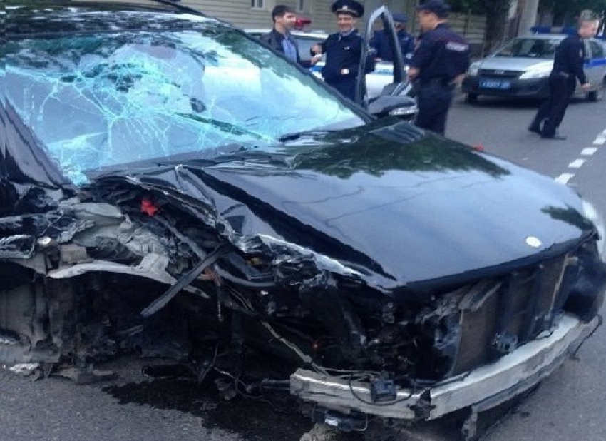 Краснодарская автоледи на «Мерседесе» врезалась в столб и сломала челюсть