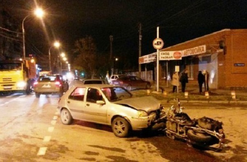 В Краснодаре «Форд» столкнулся с мотоциклом, есть пострадавшие