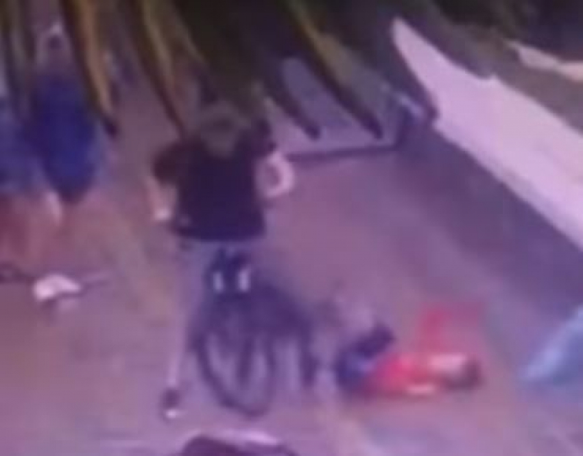 В Сочи велосипедист сбил ребенка: у мальчика черепно-мозговая травма
