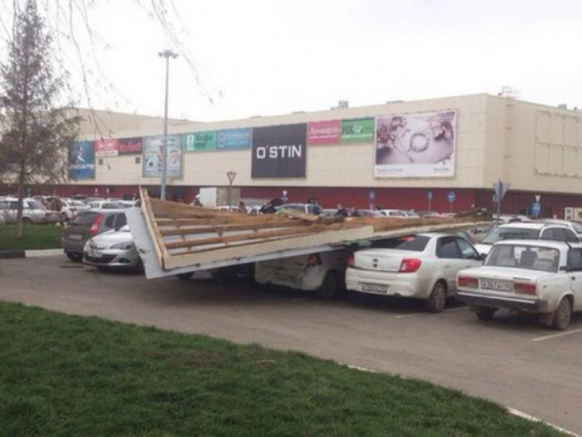 Ураганный ветер в Армавире сорвал крыши с поликлиники и торгового центра