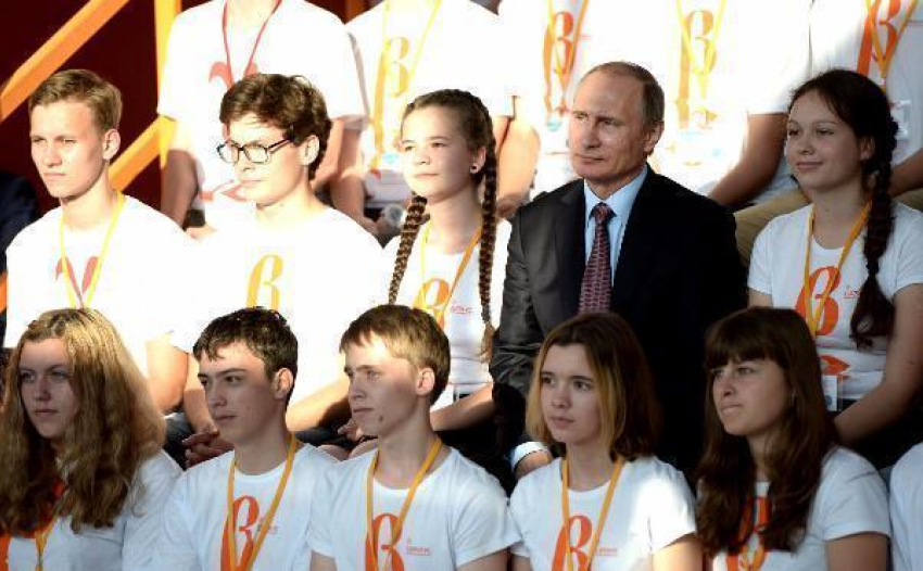 Дети показали Владимиру Путину как проверить колбасу на наличие мяса