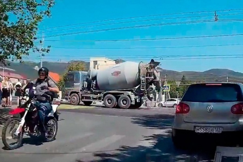 В Новороссийске мужчина попал под бетономешалку