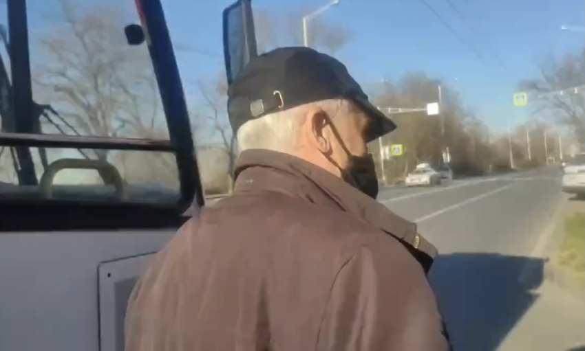 Водитель автобуса в Краснодаре высадил пассажира после просьбы не курить