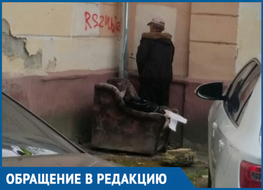 Неизвестные превратили дворик в центре Краснодара в общественный туалет