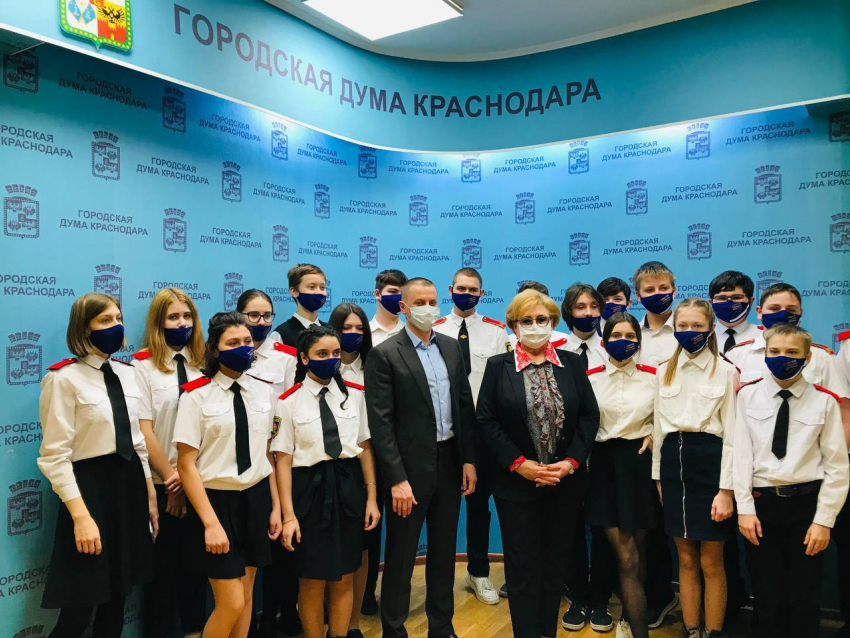Подрастает достойная смена: депутаты устроили школьникам экскурсию по Гордуме Краснодара