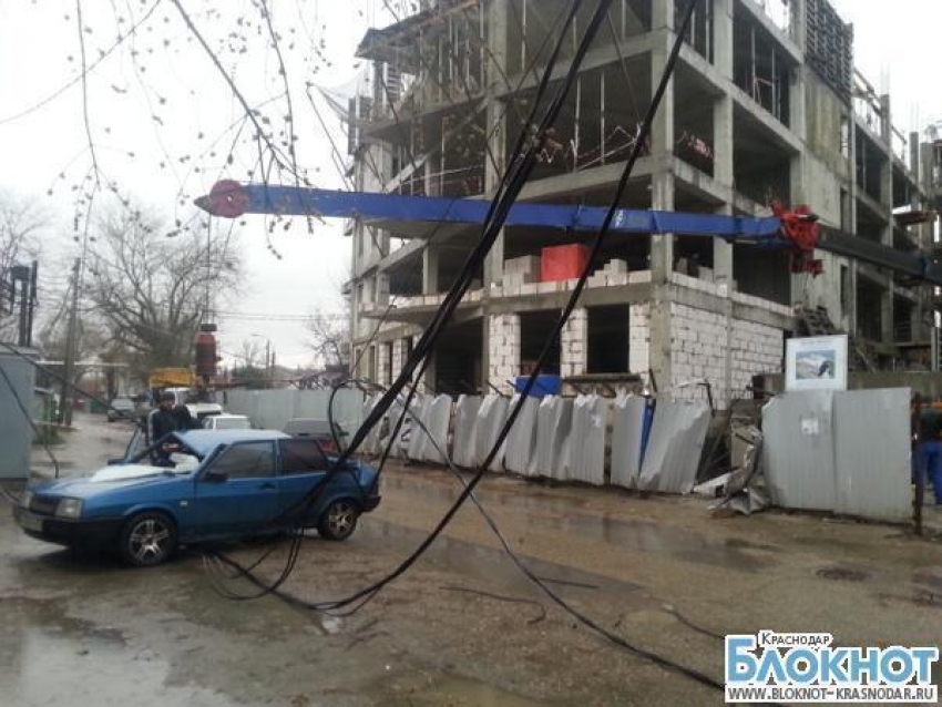 В Краснодаре стрела крана упала на автомобиль