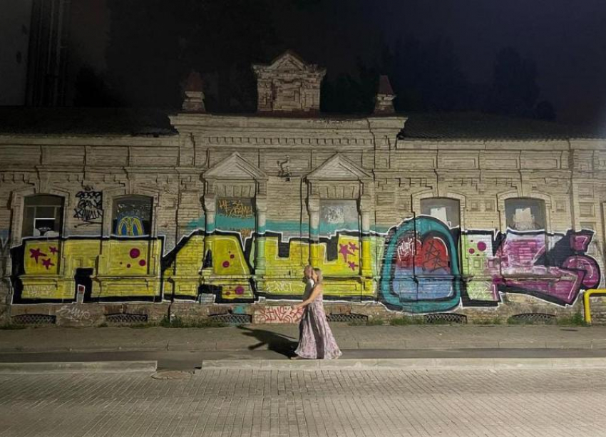 Граффитиста из Петербурга объявили в розыск за порчу объекта культурного наследия в Краснодаре