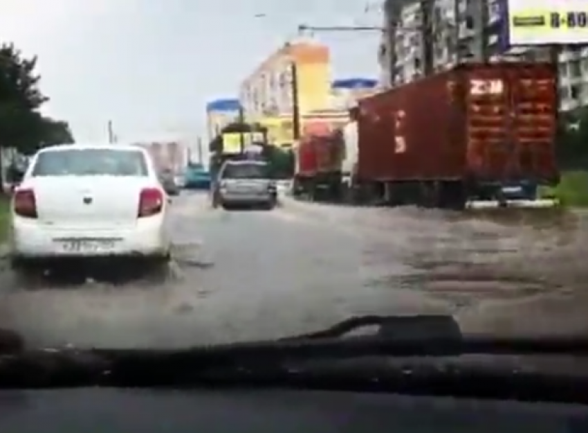  Юбилейный микрорайон в Краснодаре поплыл после проливного дождя 
