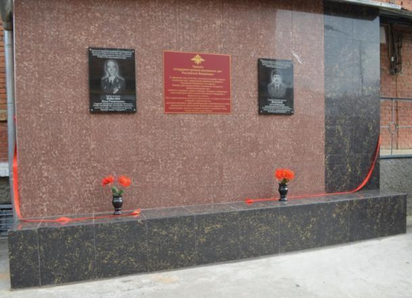 Погибшим при исполнении служебных обязанностей полицейским открыли мемориал в Лабинске