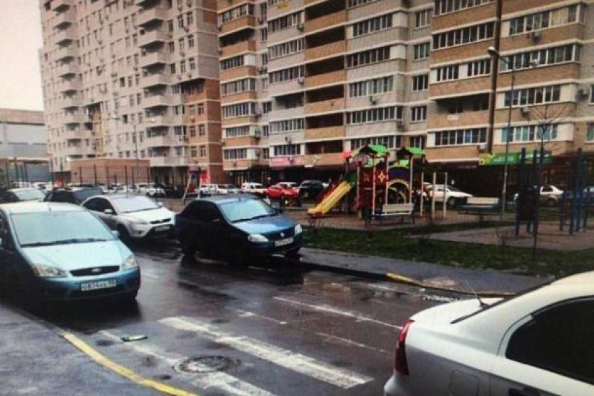 Маленький мальчик попал под колеса авто в одном из дворов Краснодара 