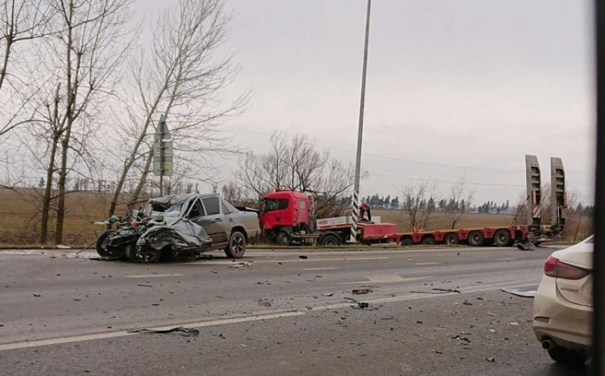  В страшной аварии с грузовиком в Краснодаре погиб человек 