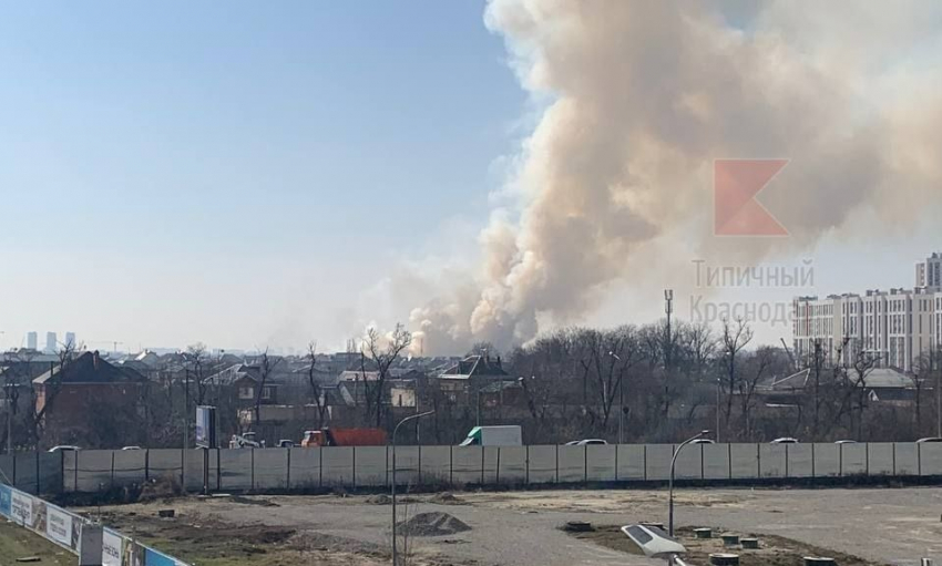 Краснодарцы сообщили о пожаре в районе авиаучилища