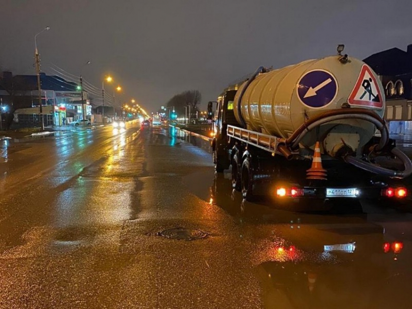 На улицы Краснодара вышли 10 водооткачивающих машин