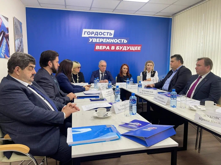 Выбираем своё: депутаты Госдумы посетили региональное отделение партии «Единая Россия» 
