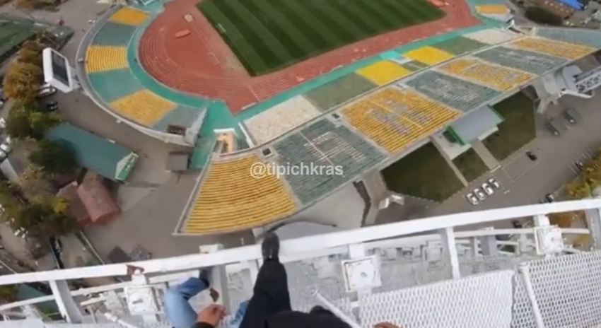В Краснодаре два друга прыгнули с парашютами с вышки стадиона «Кубань»