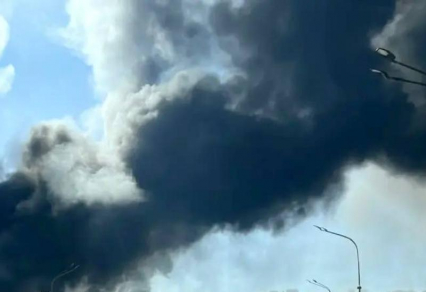 В Туапсе объявили эвакуацию жителей из-за масштабного пожара на НПЗ после удара ВСУ