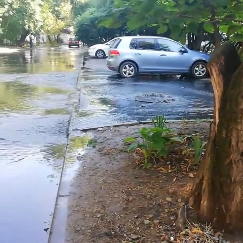 Авиагородок в Краснодаре затопило водой из канализации