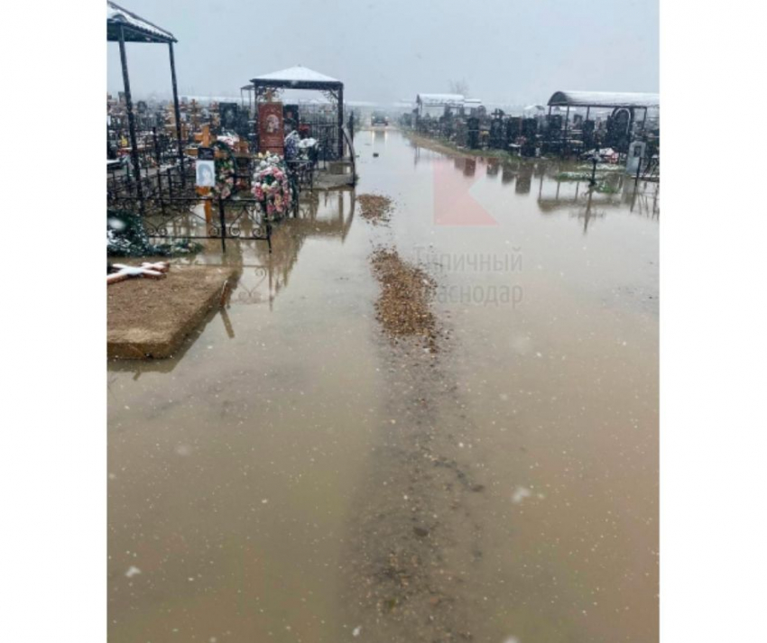 До могил не добраться: в Краснодаре затопило кладбище