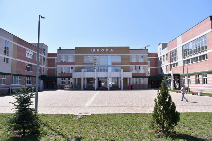 В новой школе Краснодара произошло обрушение фасада 