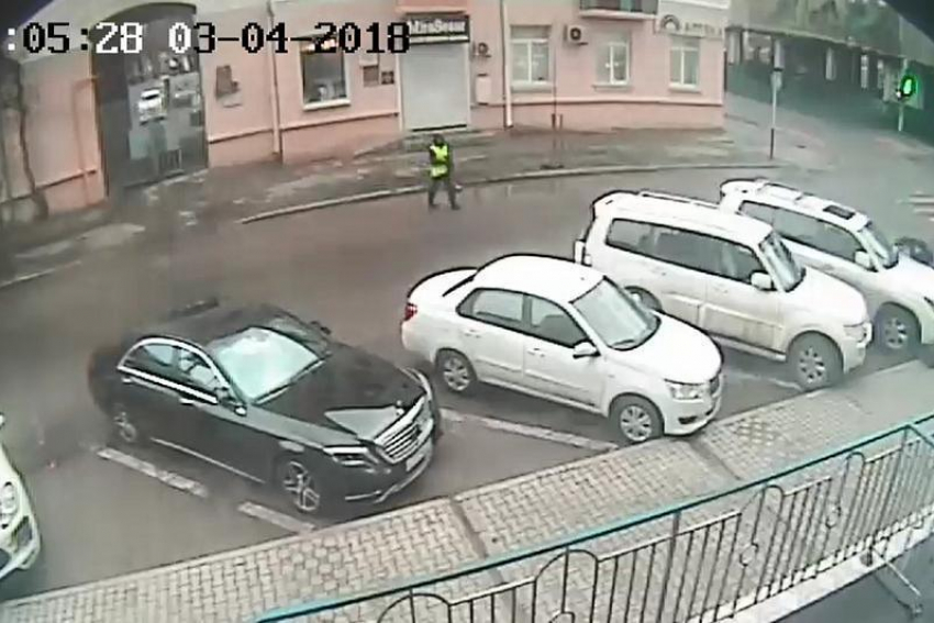 «Дворник» с метлой ограбил бизнесмена и скрылся на Hyundai Solaris в Краснодаре
