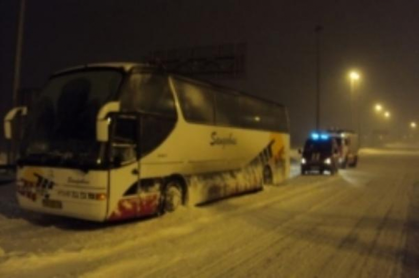 Ночью спасли замерзших на трассе пассажиров автобуса из Сочи