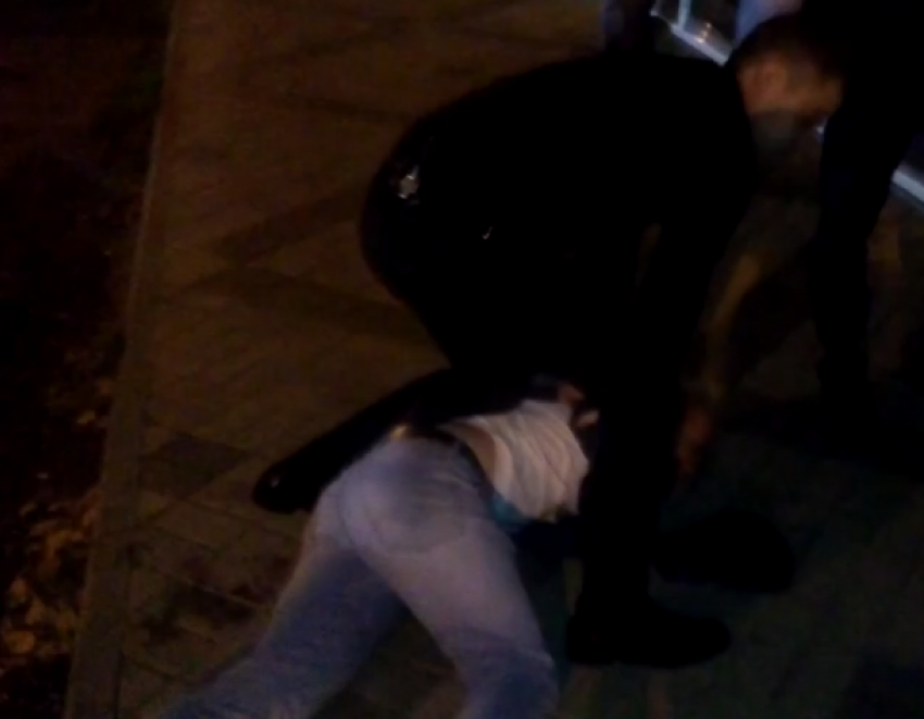 Наркоман в Краснодаре, разбиравший лавочку, попал на видео