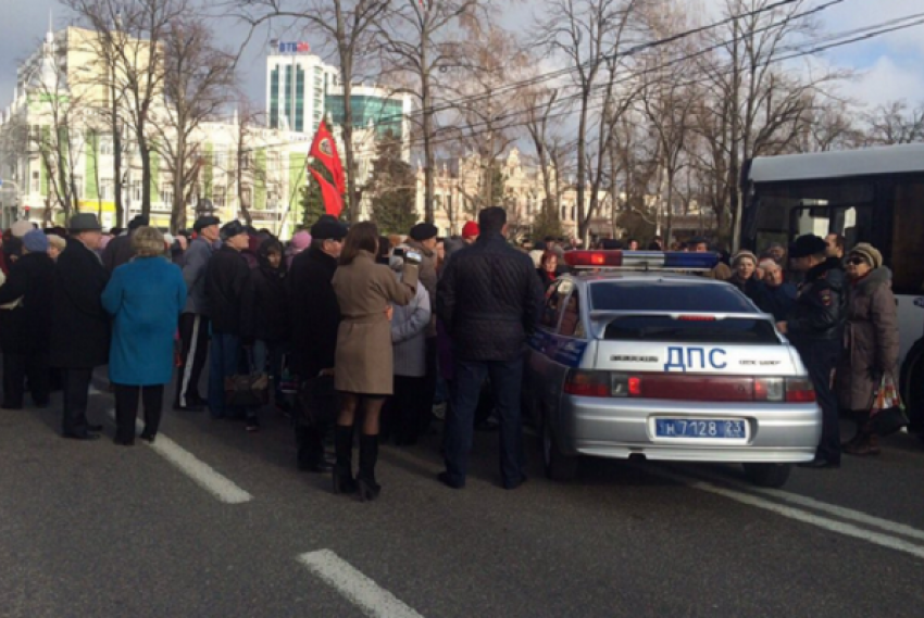 Кондратьев вернулся из Москвы для встречи с бунтующими пенсионерами 