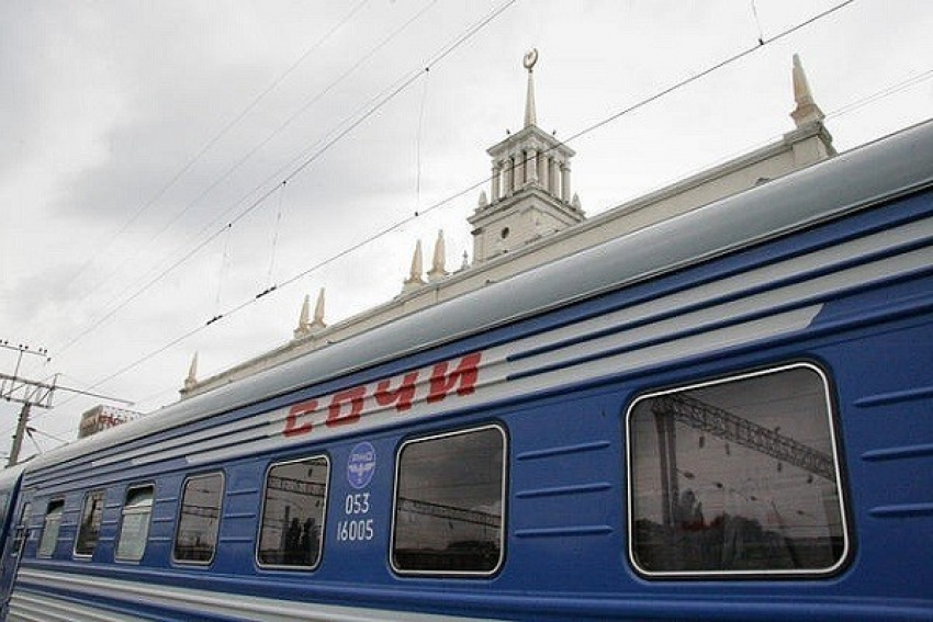 В Сочи автобусами перевозят пассажиров поездов, задержанных из-за упавших деревьев