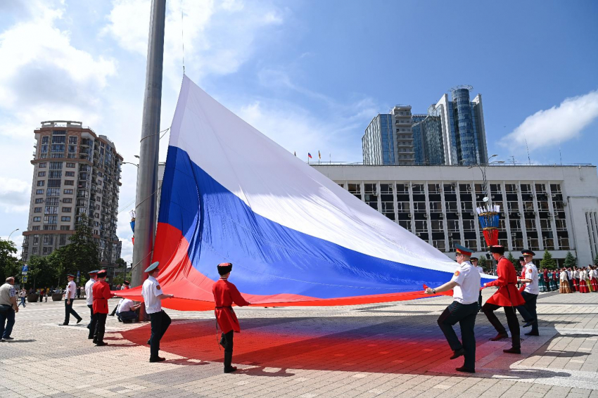 Звучал гимн, «Русский мир» и развевался триколор: День России отметили на Главной городской площади Краснодара 