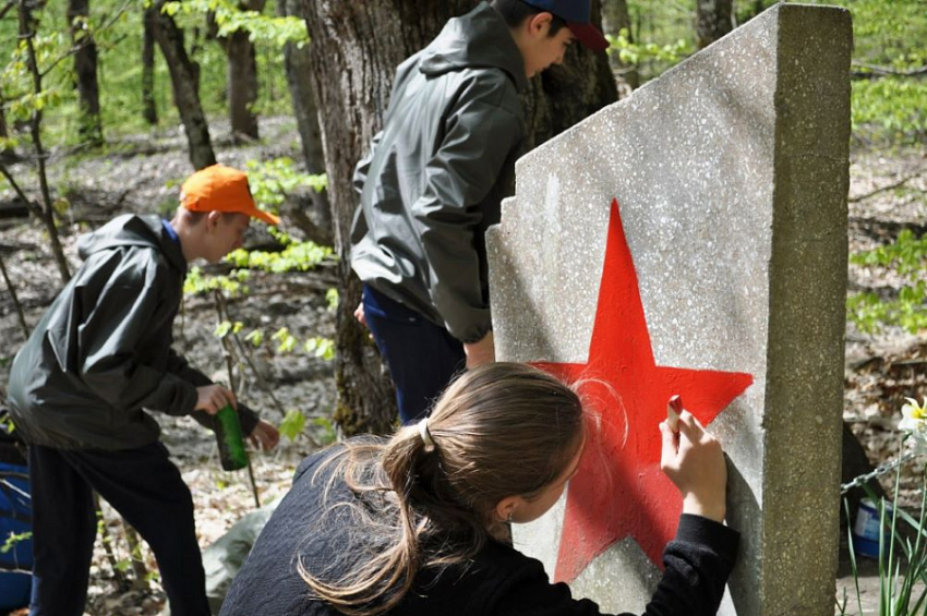  Памятники и монументы к 75-летию Победы на Кубани отреставрируют волонтеры 