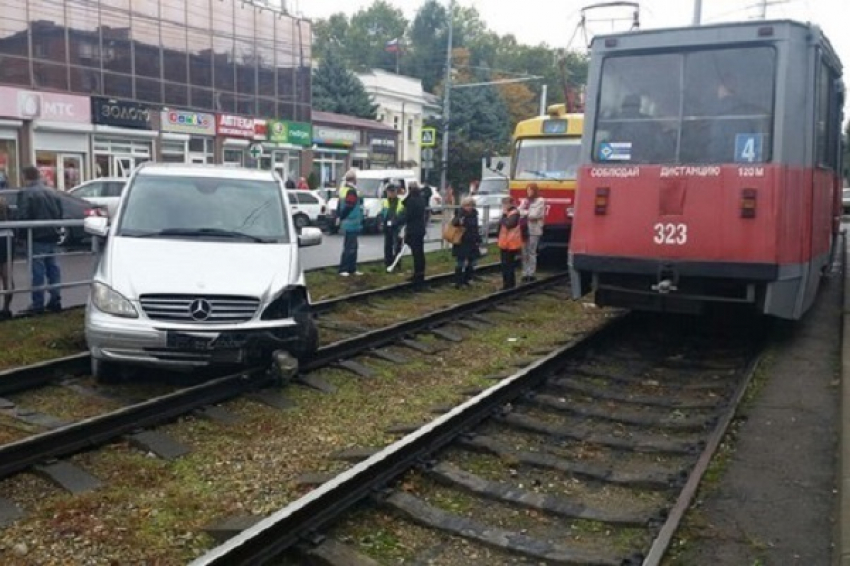 В Краснодаре водитель «Мерседеса» застрял на рельсах и устроил транспортный коллапс 