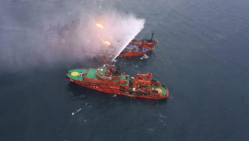  Корабли с газом продолжают гореть в Керченском проливе 