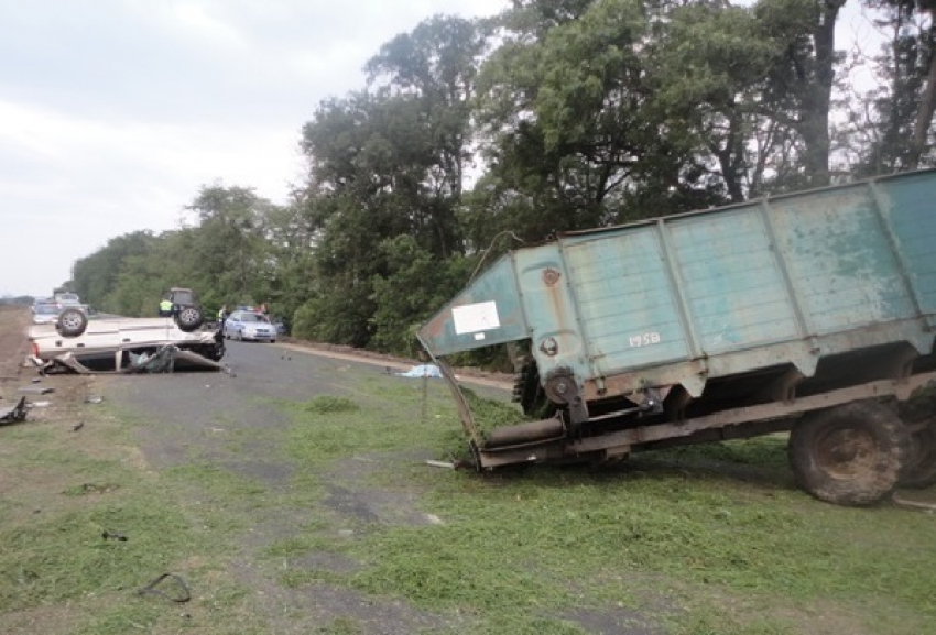 Под Усть-Лабинском 18-летний парень на «Хендай» протаранил трактор