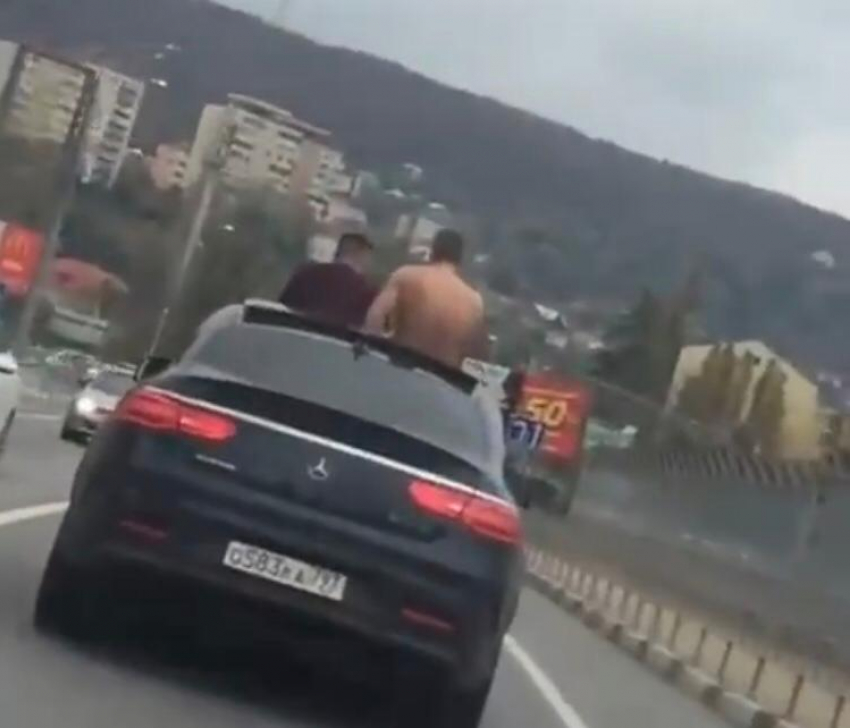 В Туапсе беспредельщик на трассе открыл стрельбу из люка Мерседеса