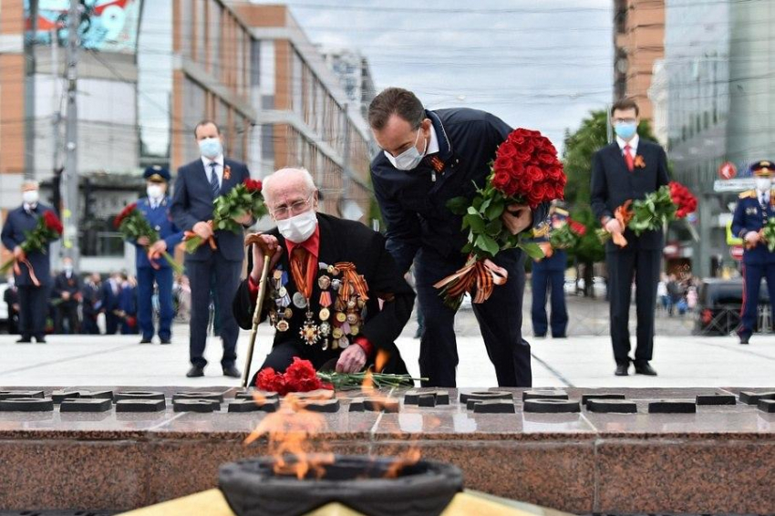  Глава Кубани и мэр Краснодара возложили цветы к мемориалу «Вечный огонь» 