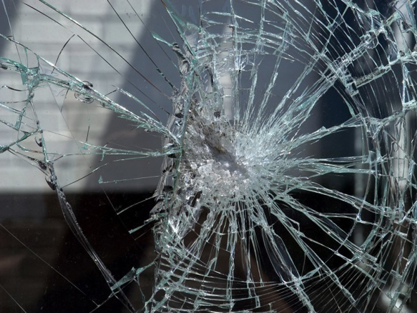 Пьяный житель Кубани при задержании выбил ногой стекло в машине ДПС