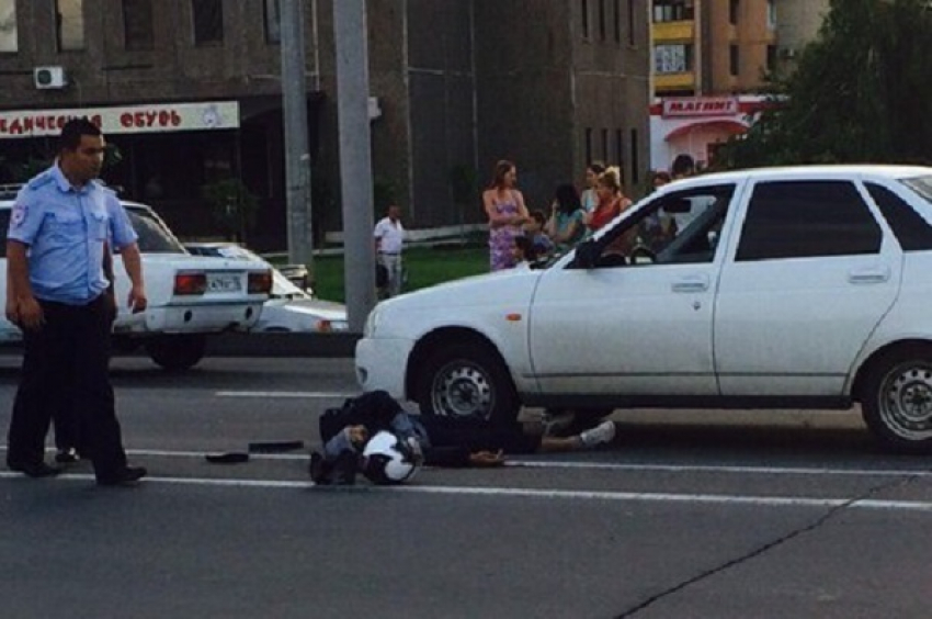 В Краснодаре мотоциклист, который сбил двух пешеходов, погиб под колесами иномарки