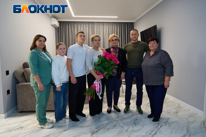Депутаты Гордумы поздравили семью Шаромовых с Днем матери